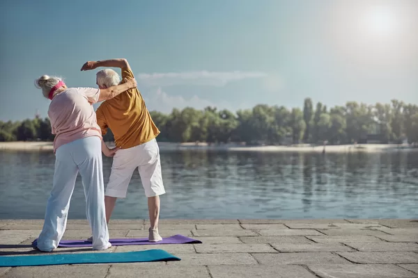 Retraites de yoga en couple : Renforcer le lien et la flexibilité