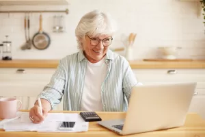 Gérer ses finances en ligne : Conseils pour les utilisateurs seniors.
