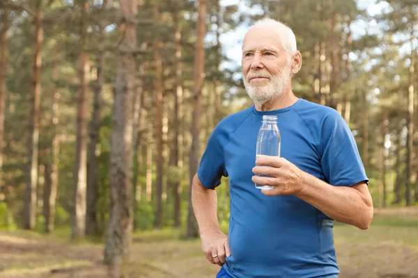 Les bienfaits de l'hydratation chez les personnes de 50 ans et plus