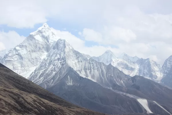 Un garçon de 2 ans gravit le mont Everest